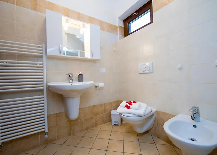 Le Betulle Garden In - Happy ヴィラ ラヴェーノ・モンベッロ